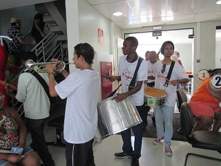 Grupo Sol Nascente toca marchinhas de carnaval para os doadores no HBH.