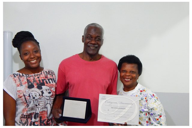 Ações em Além Paraíba - Acompanhado de sua filha e esposa que também são doadoras de sangue, José Antônio Rodrigues foi certificado na categoria diamante com 51 doações- Foto: Divulgação Hermominas
