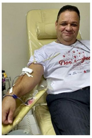 Ações em Governador Valadares - O Sr. Alomar é porteiro no Hemocentro Regional de Governador Valadares e demonstrou sua solidariedade realizando a doação de sangue. Ele já recebeu o diploma Azul ano passado e continua doando sangue. Para ele "doar sangue é muito importante para ajudar a manter o estoque" - Foto: Divulgação Hemominas