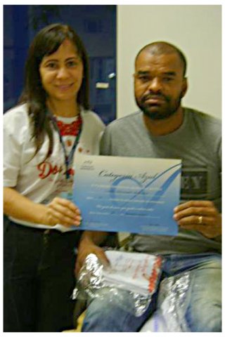 Ações em Divinópolis - Gerente administrativa, Nilba de Oliveira, entrega o diploma Azul ao doador de sangue Carlos Alexandre de Souza, homenagem concedida aos doadores que completaram de 10 a 14 doações de sangue - Foto: Divulgação Hemominas