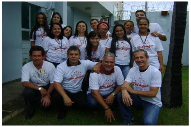 Ações em Divinópolis - Equipe administrativa do Hemonúcleo de Divinópolis com o grupo musical Special Trio - Foto: Divulgação Hemominas