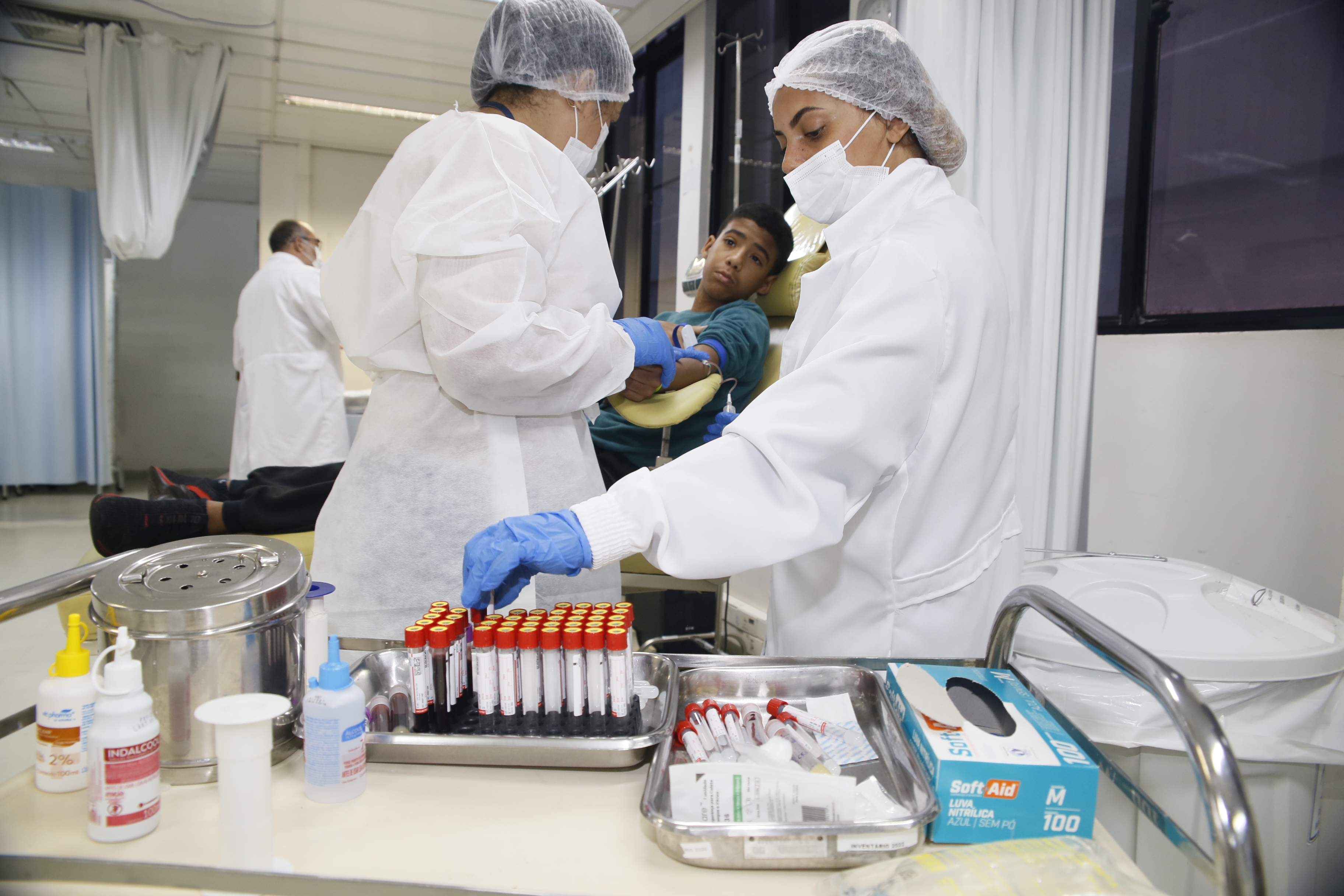 Hemominas consolida produção do Colírio de Soro Autólogo em Minas Gerais