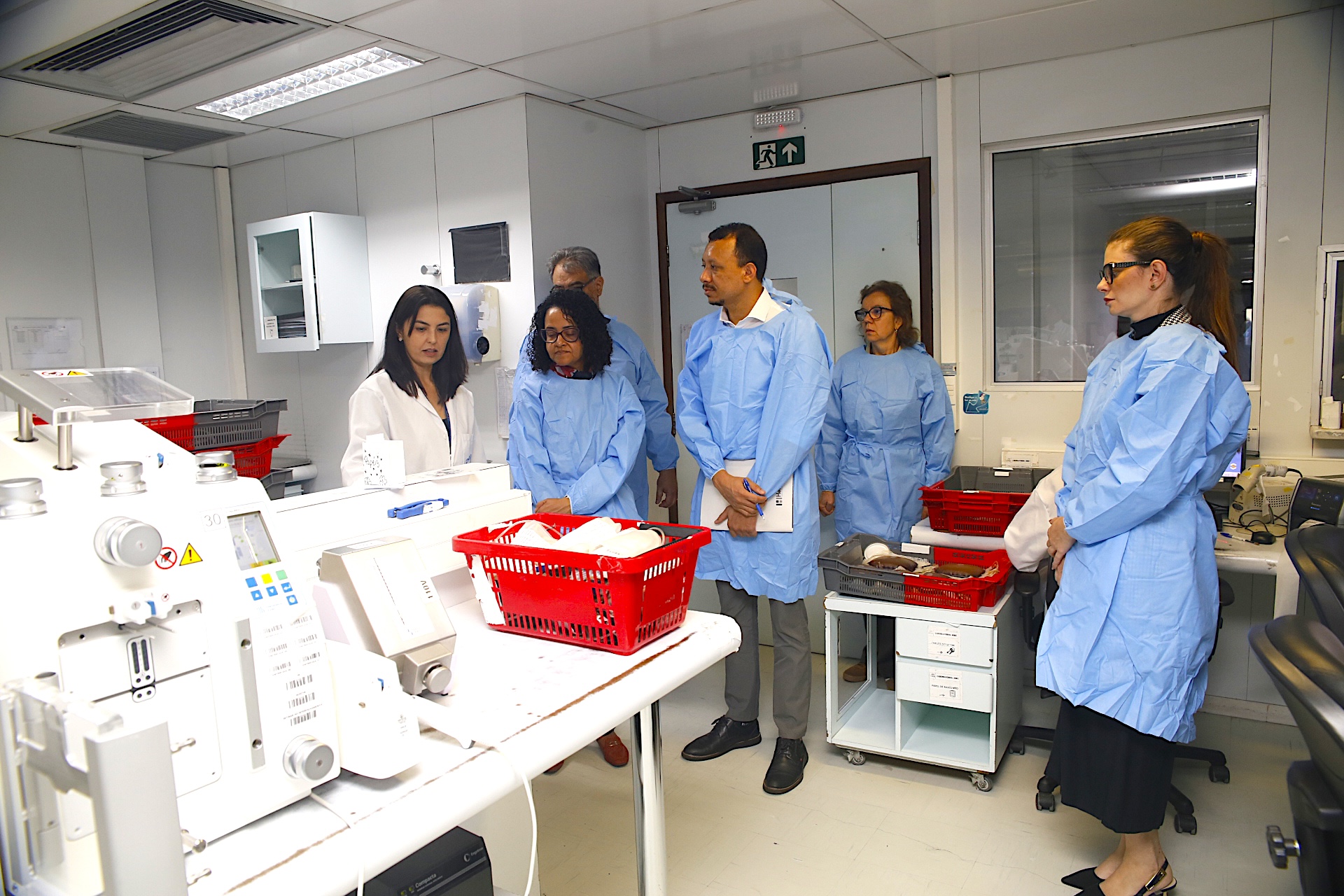 Hemominas recebe visita técnica do Ministério da Saúde e da Hemobrás para ampliar fornecimento de plasma